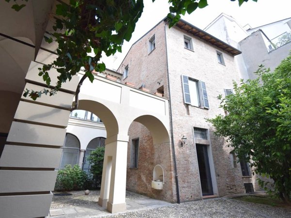casa indipendente in vendita a Piacenza in zona Centro Storico