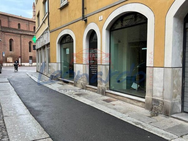 negozio in vendita a Piacenza in zona Centro Storico