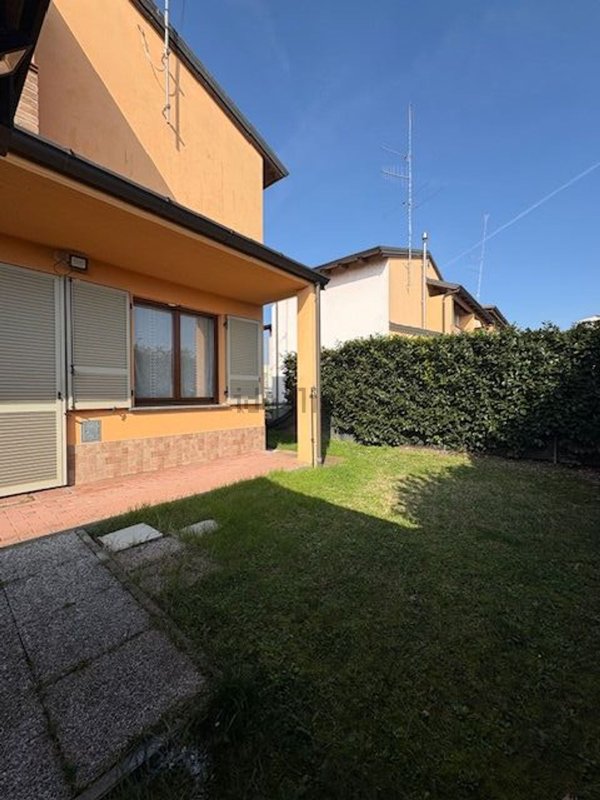 casa indipendente in vendita a Piacenza in zona Borgotrebbia