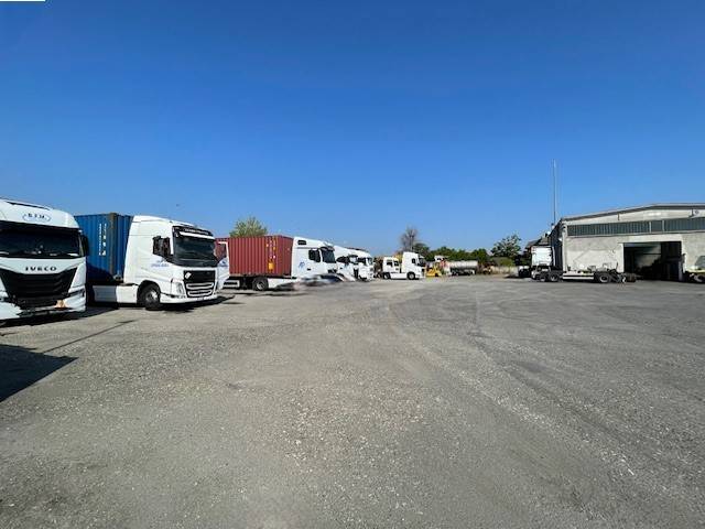 locale commerciale in vendita a Piacenza in zona Montale