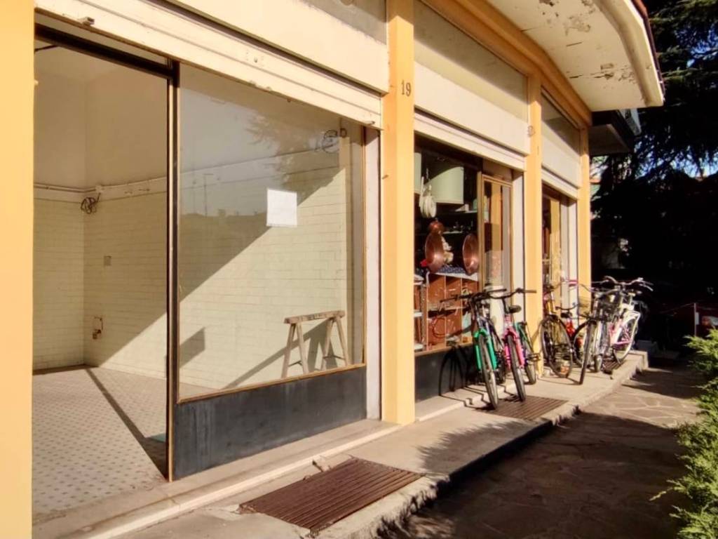 negozio in vendita a Piacenza in zona Infrangibile