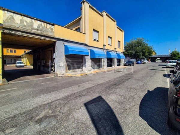 locale commerciale in vendita a Piacenza in zona Barriera Milano
