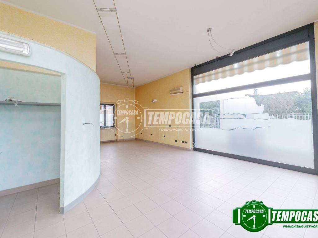 negozio in vendita a Piacenza in zona Farnesiana