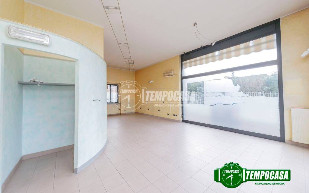 negozio in vendita a Piacenza in zona Farnesiana