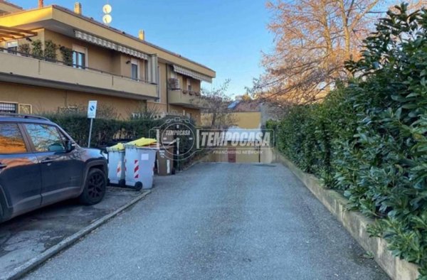 locale commerciale in vendita a Piacenza in zona Farnesiana