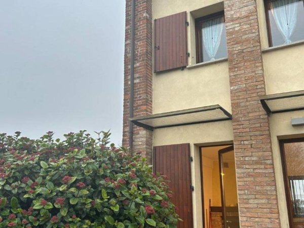 casa indipendente in vendita a Piacenza in zona Vallera