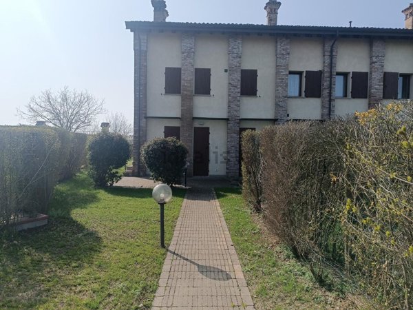 casa indipendente in vendita a Piacenza in zona Mucinasso