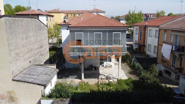 casa indipendente in vendita a Piacenza in zona Infrangibile