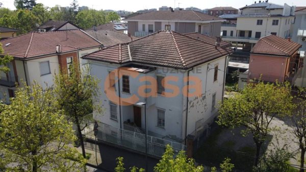 casa indipendente in vendita a Piacenza in zona Infrangibile