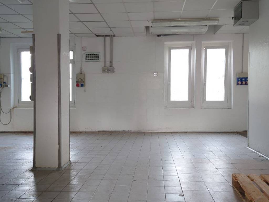 negozio in vendita a Piacenza in zona Borgotrebbia