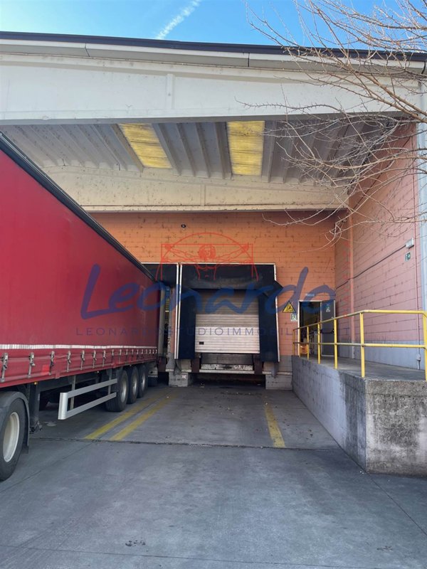 capannone in vendita a Piacenza in zona Caorsana