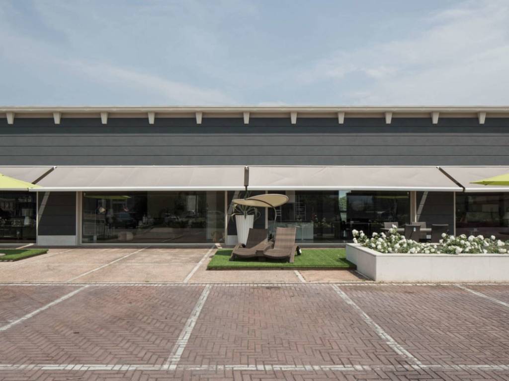 negozio in vendita a Piacenza in zona Le Mose