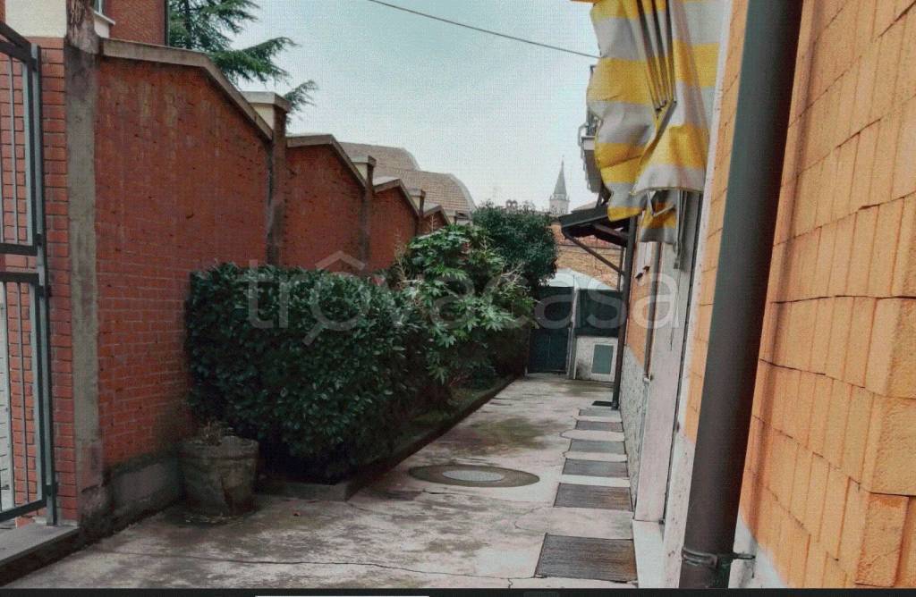 negozio in vendita a Piacenza in zona Farnesiana