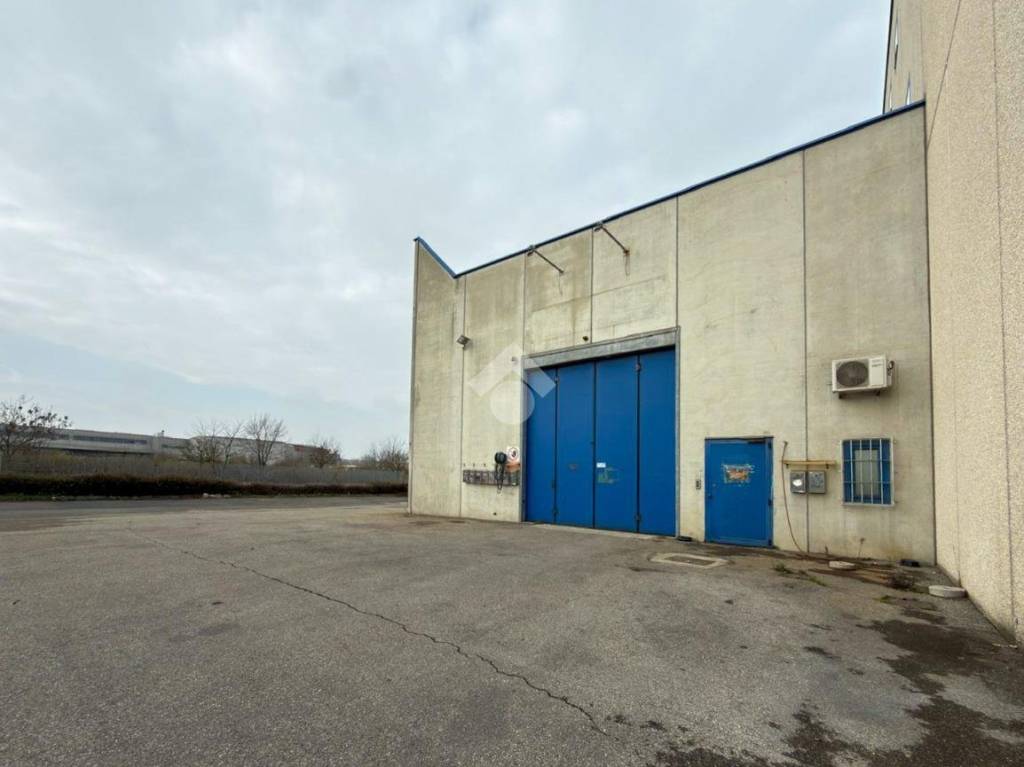 locale commerciale in vendita a Piacenza in zona Montale