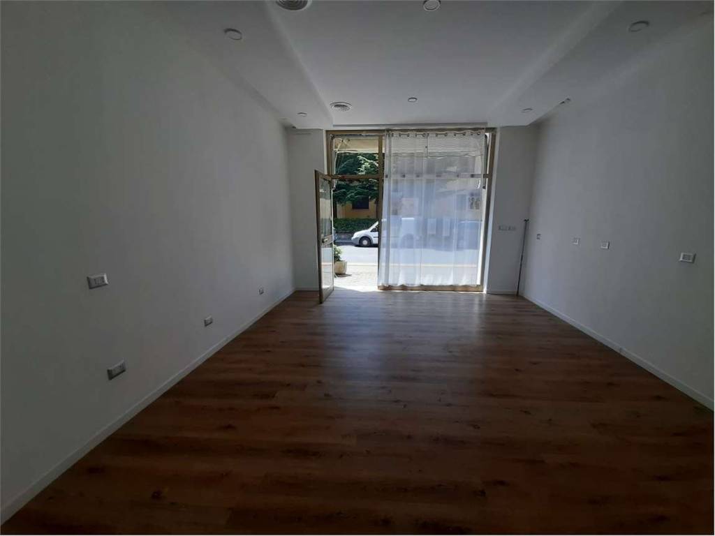 negozio in vendita a Piacenza in zona Stadio