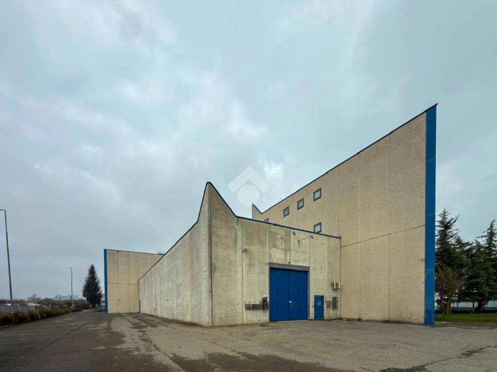 locale commerciale in vendita a Piacenza in zona Montale