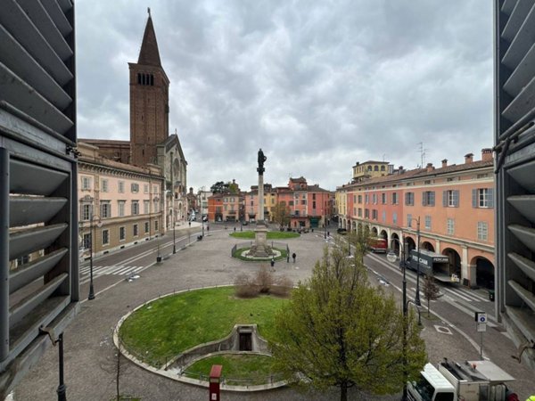 casa indipendente in vendita a Piacenza in zona Centro Storico