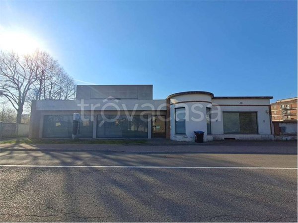 negozio in vendita a Piacenza in zona Farnesiana