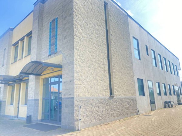 locale commerciale in vendita a Piacenza in zona Borgotrebbia