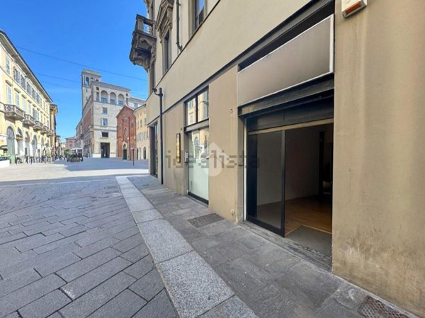 locale commerciale in vendita a Piacenza