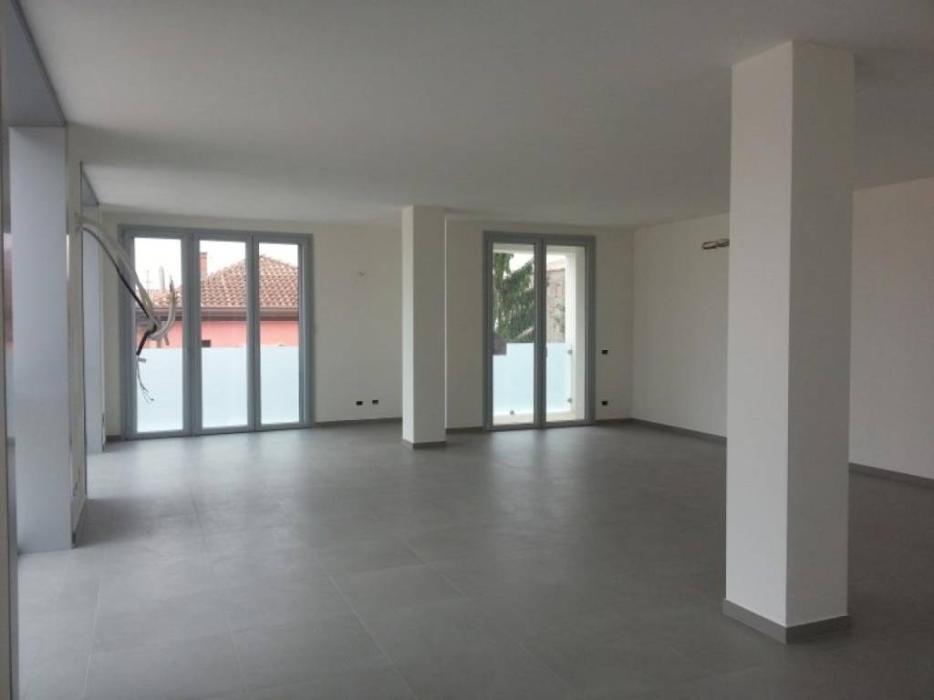 negozio in vendita a Piacenza in zona Farnesiana