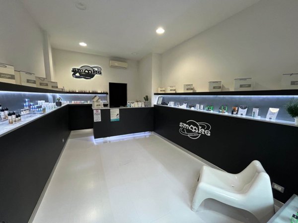 negozio in vendita a Piacenza in zona Farnesiana