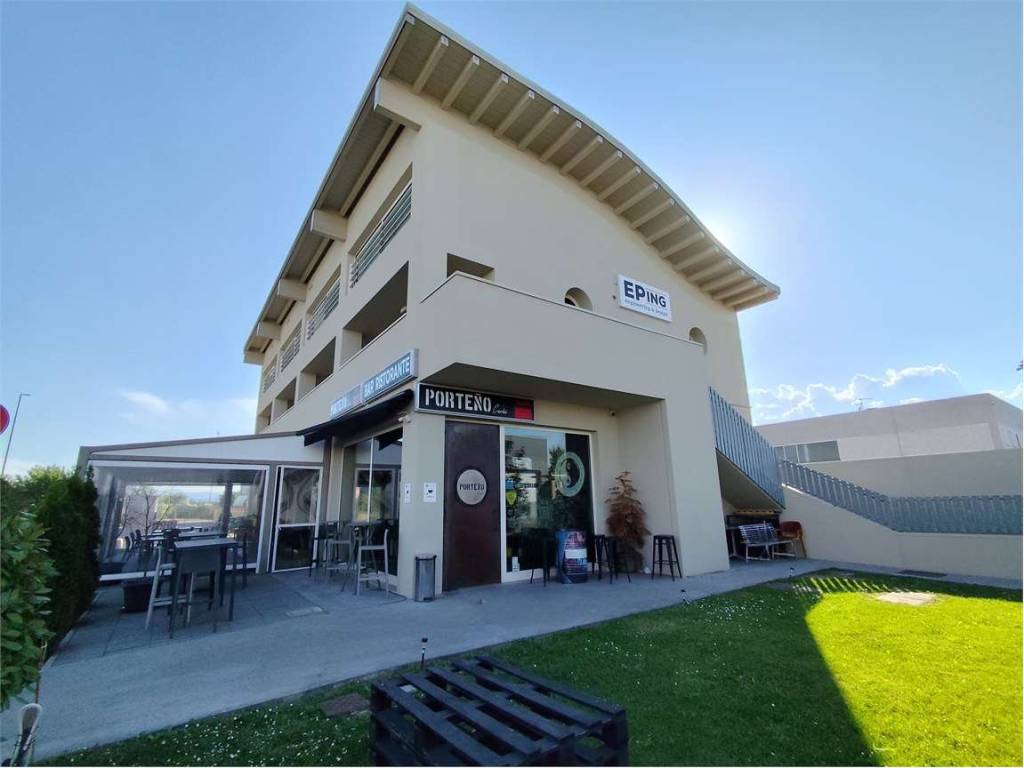 locale commerciale in vendita a Piacenza in zona Montale