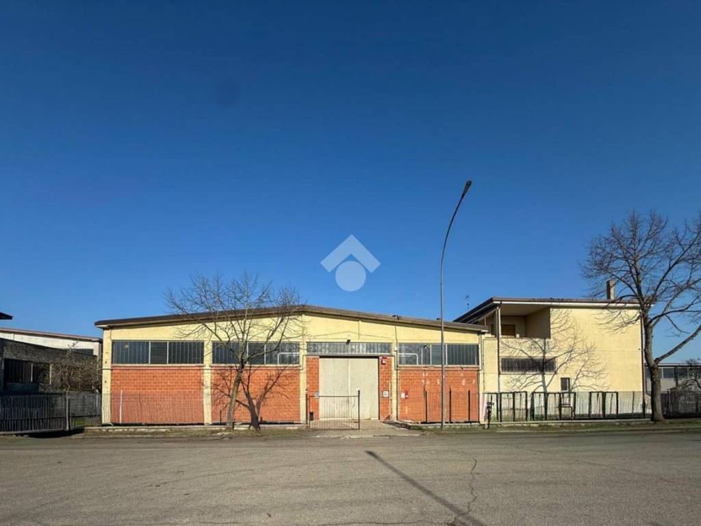 locale commerciale in vendita a Piacenza in zona Caorsana