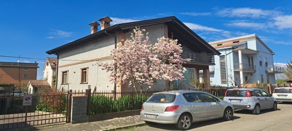 casa indipendente in vendita a Piacenza in zona Borgotrebbia