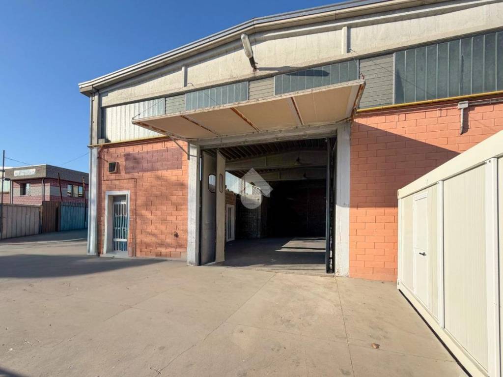 locale commerciale in vendita a Piacenza in zona Le Mose