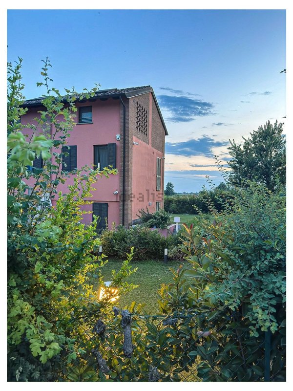 casa indipendente in vendita a Piacenza in zona Besurica