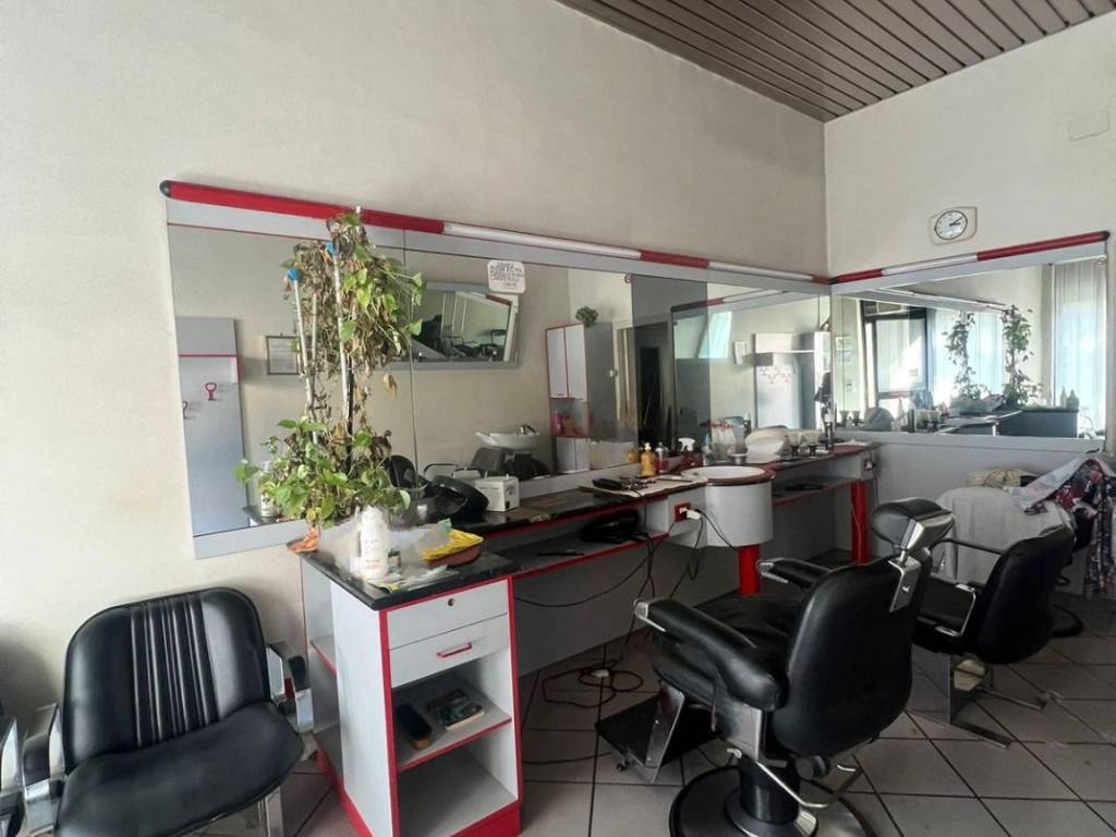 negozio in vendita a Piacenza in zona Stadio