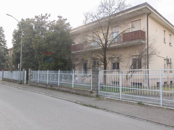 negozio in vendita a Piacenza in zona Caorsana