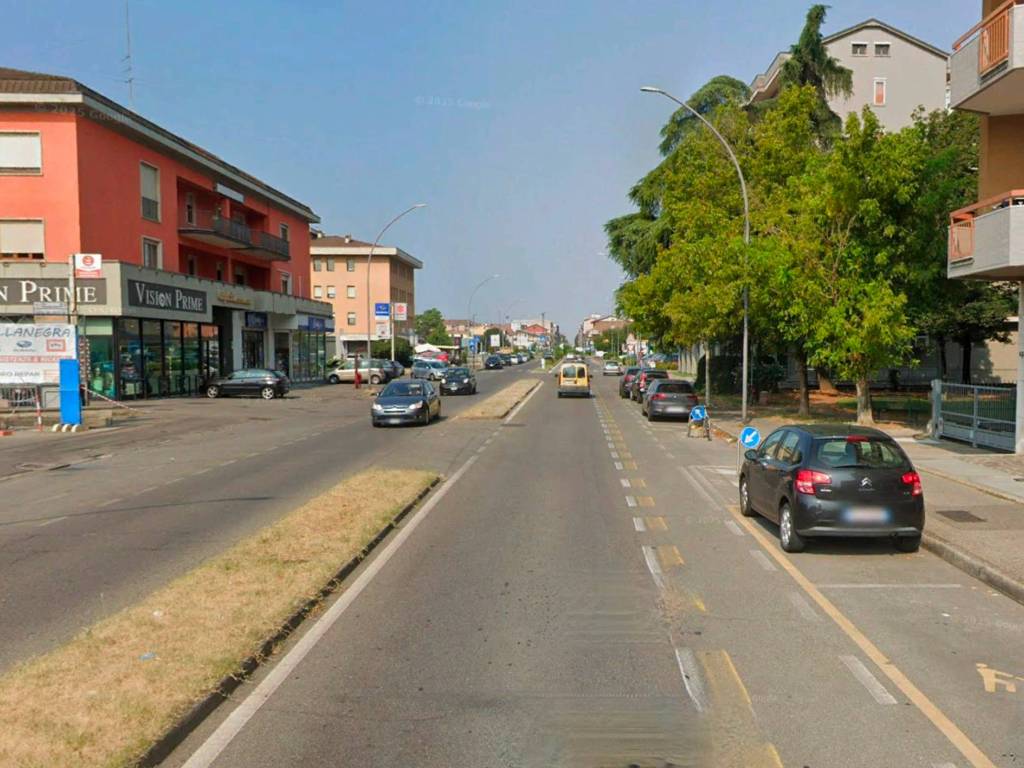 locale commerciale in vendita a Piacenza in zona Farnesiana
