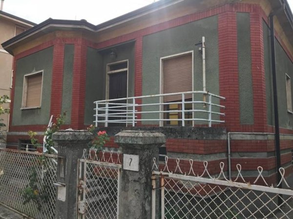 casa indipendente in vendita a Piacenza in zona Stadio