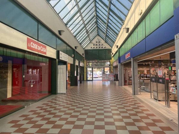 negozio in vendita a Piacenza in zona Farnesiana