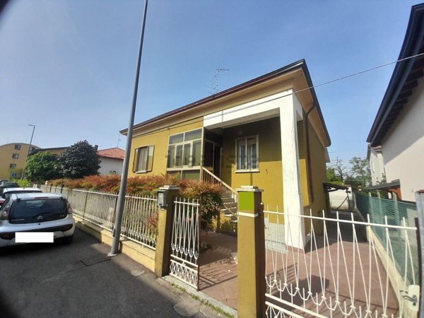 casa indipendente in vendita a Piacenza