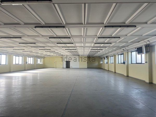 locale commerciale in vendita a Piacenza in zona Veggioletta