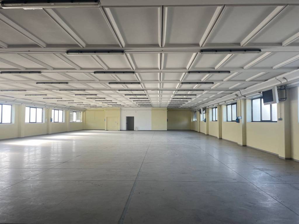 locale commerciale in vendita a Piacenza in zona Infrangibile