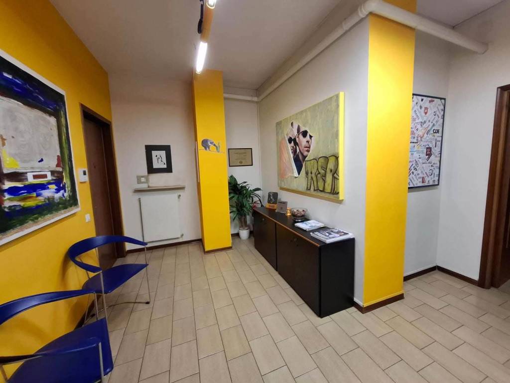 ufficio in vendita a Piacenza in zona Farnesiana