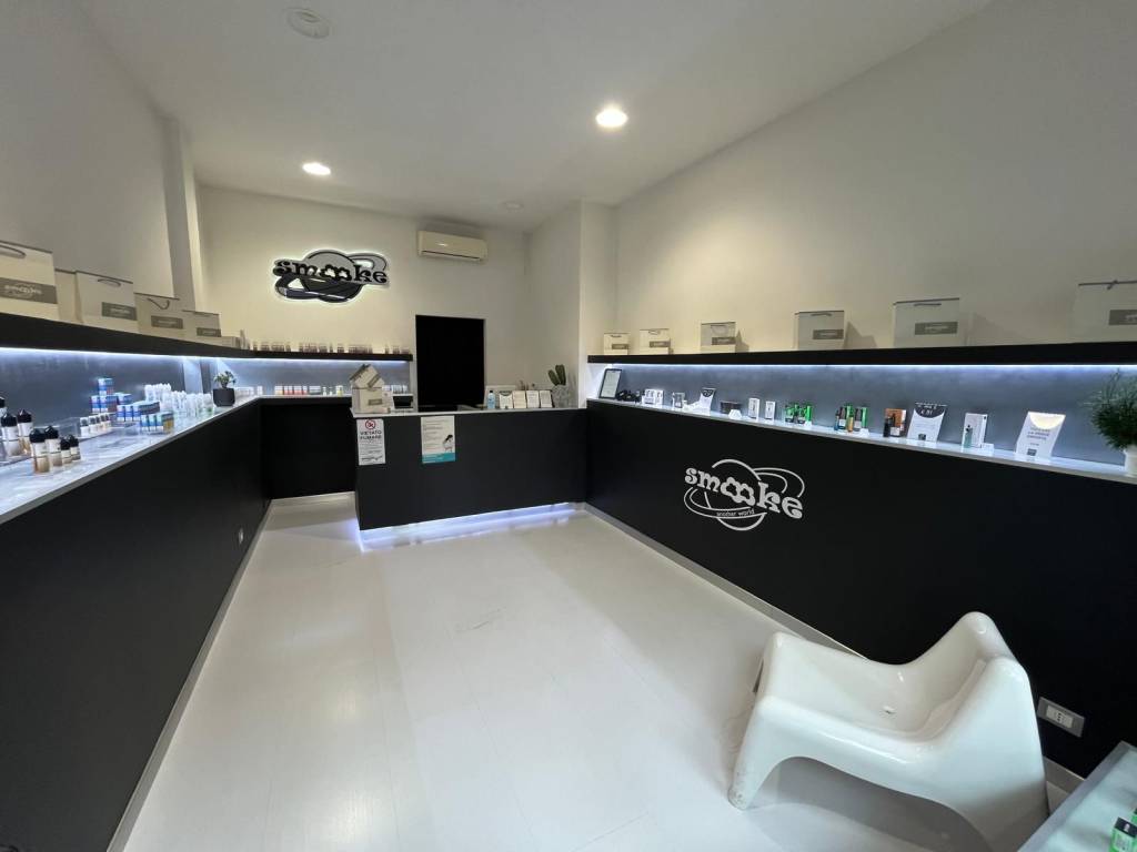 negozio in vendita a Piacenza in zona Caorsana