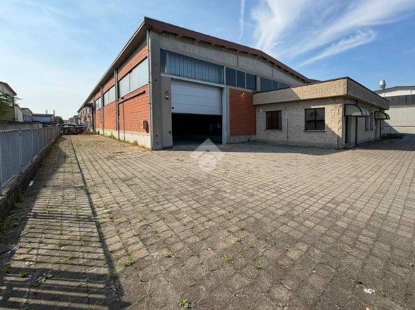 negozio in vendita a Piacenza in zona Caorsana