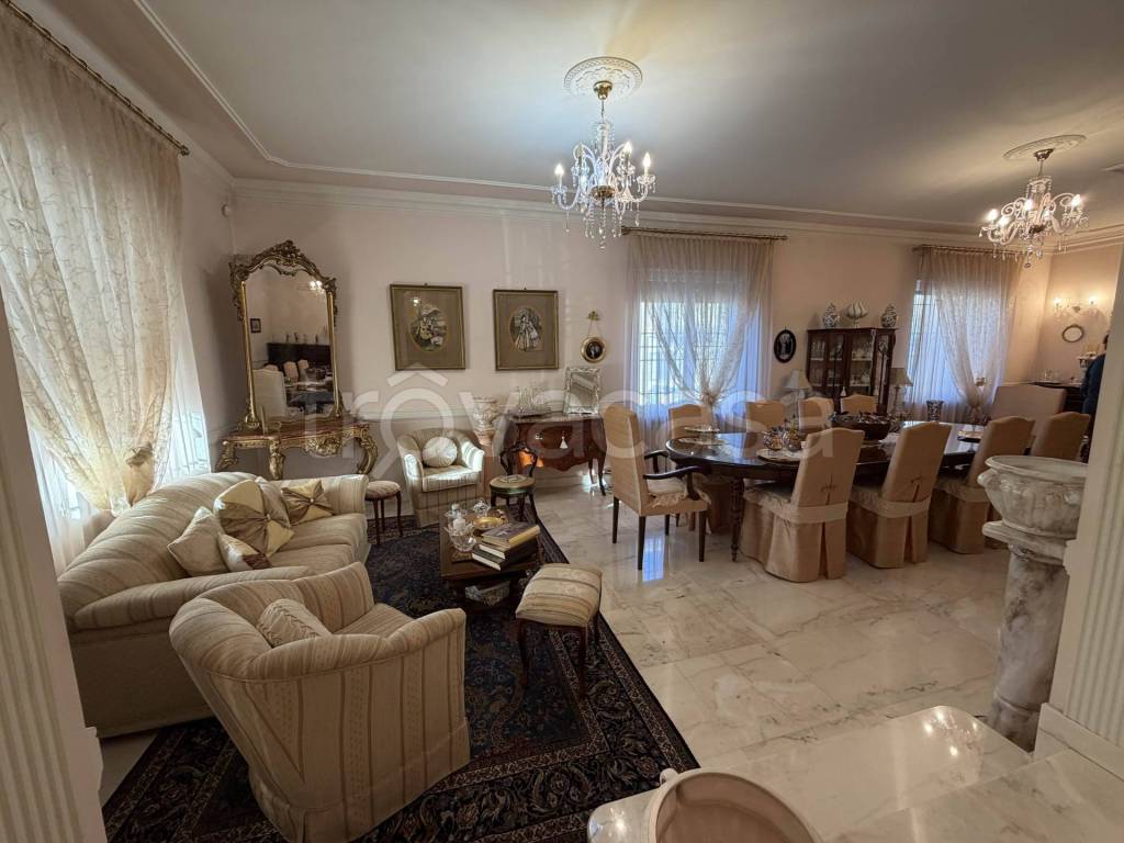 casa indipendente in vendita a Piacenza in zona Infrangibile