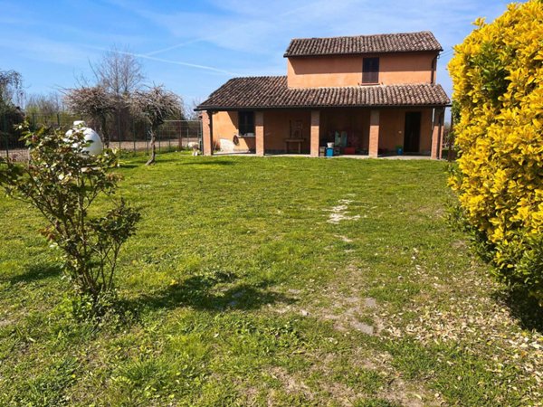 casa indipendente in vendita a Piacenza in zona Roncaglia / Fossadello