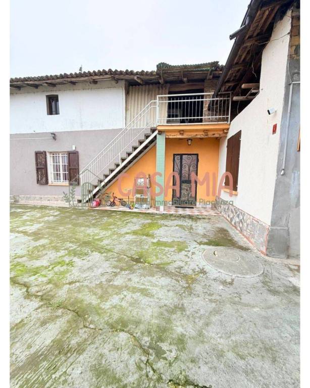casa indipendente in vendita a Piacenza in zona Mucinasso