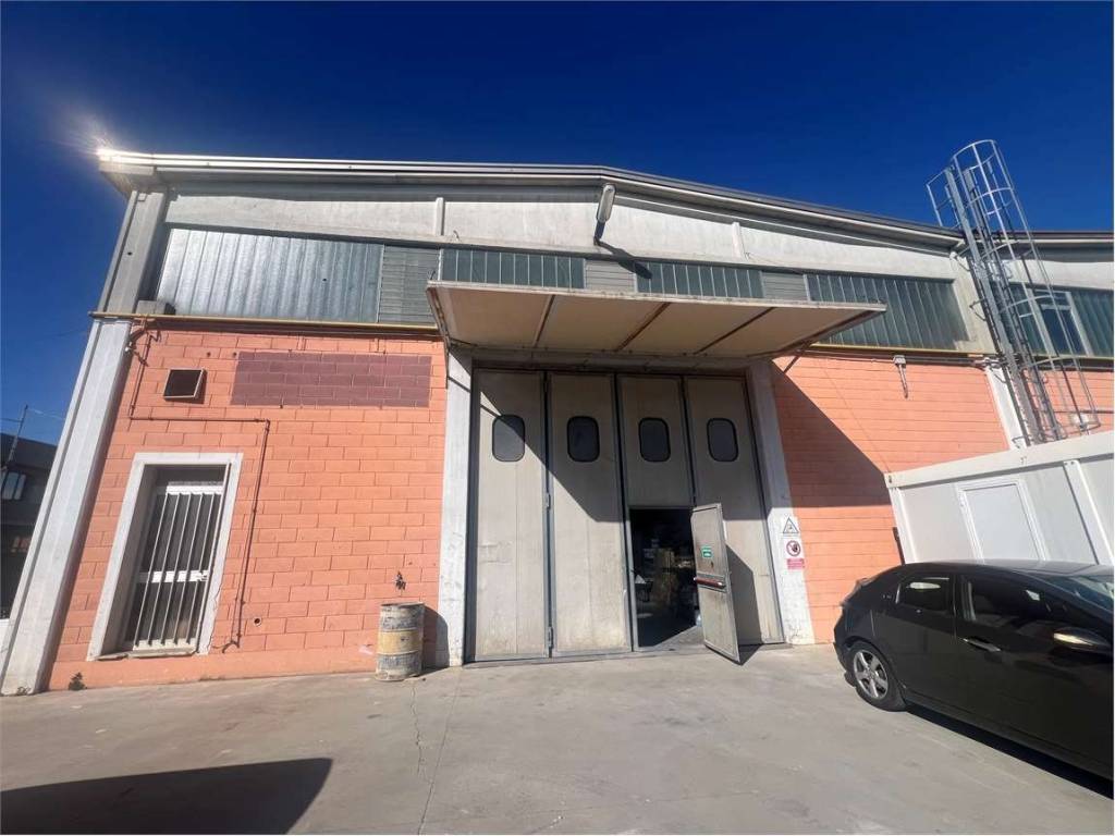 locale commerciale in vendita a Piacenza in zona Le Mose