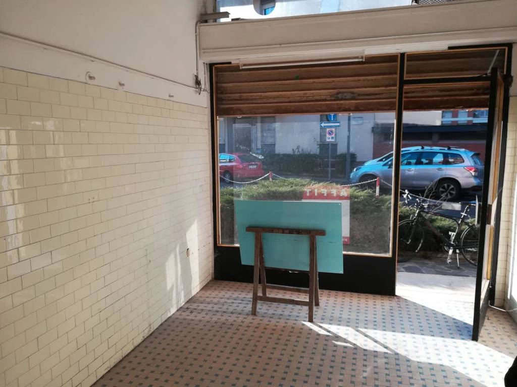 negozio in vendita a Piacenza in zona Infrangibile