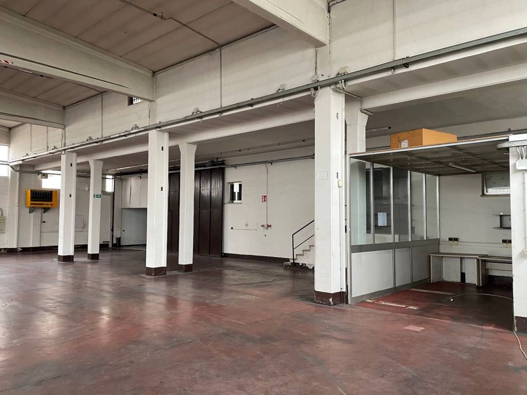 locale commerciale in vendita a Piacenza in zona Le Mose