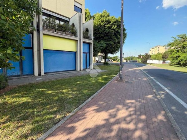 negozio in vendita a Piacenza in zona Caorsana