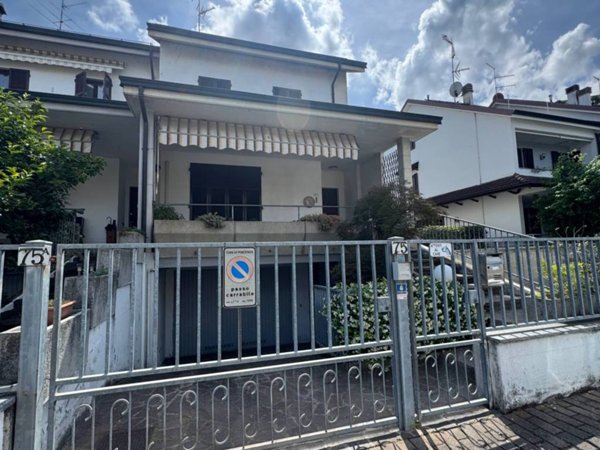 casa indipendente in vendita a Piacenza in zona Besurica